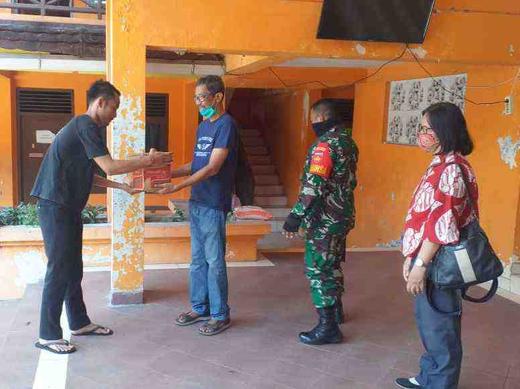 Keluarga Besar Soeratno RW 01 Kampung Bintaran, Bagikan Paket Sembako
